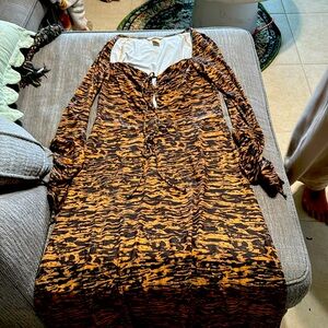 H&M ladies trend dress in size medium that cages in the front and hinges on both